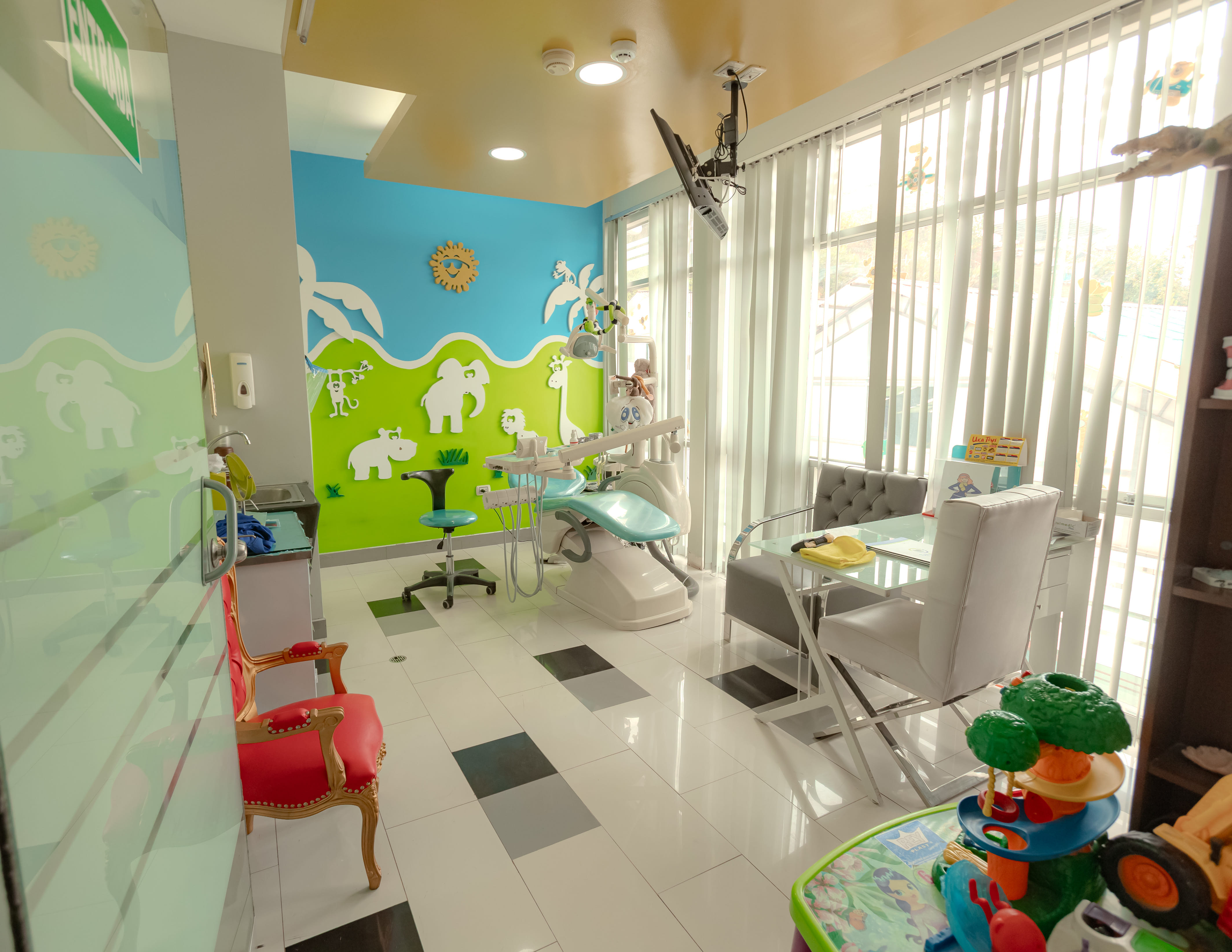 Área de espera y juegos para niños en Saludents