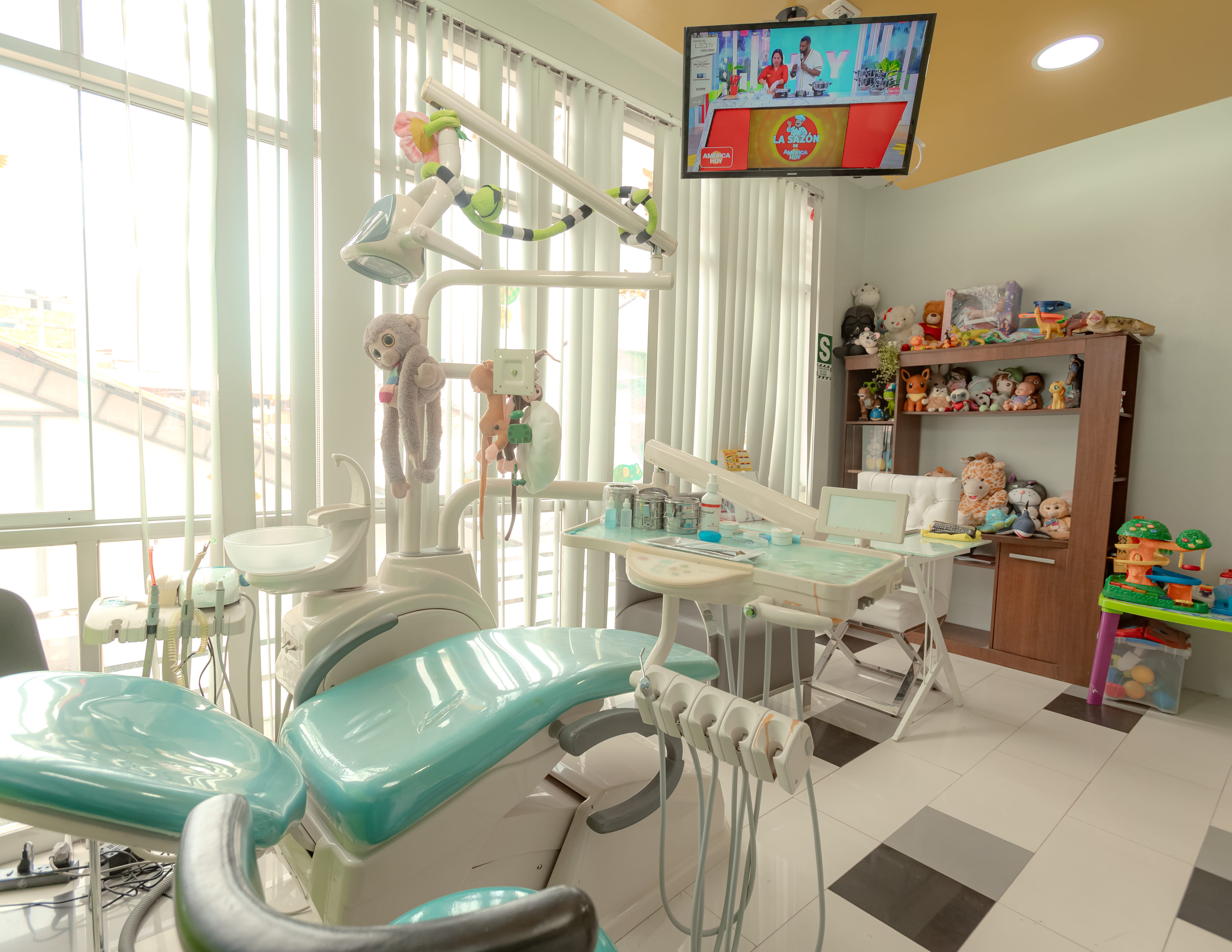 Silla dental adaptada para pacientes infantiles